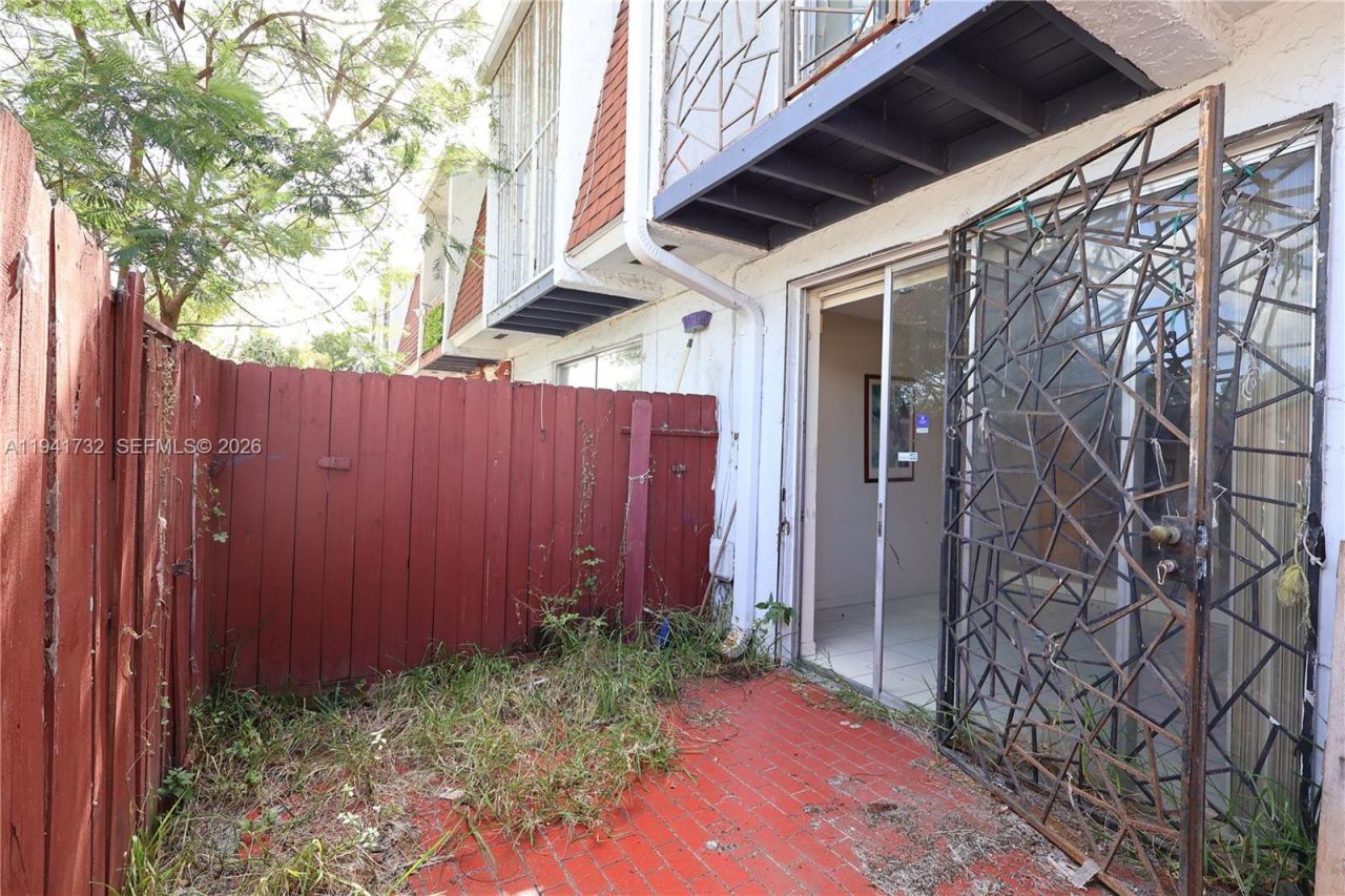 318 NW 107th Ave, Unit 2B, Miami, FL 33172 Photo