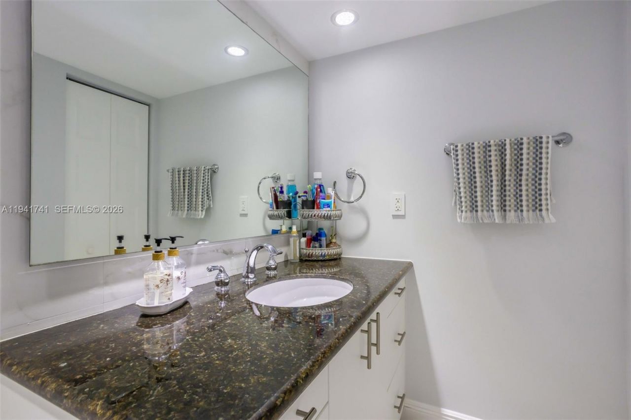 300 Three Islands Blvd, Unit PH3A, Hallandale Beach, FL 33009 Photo