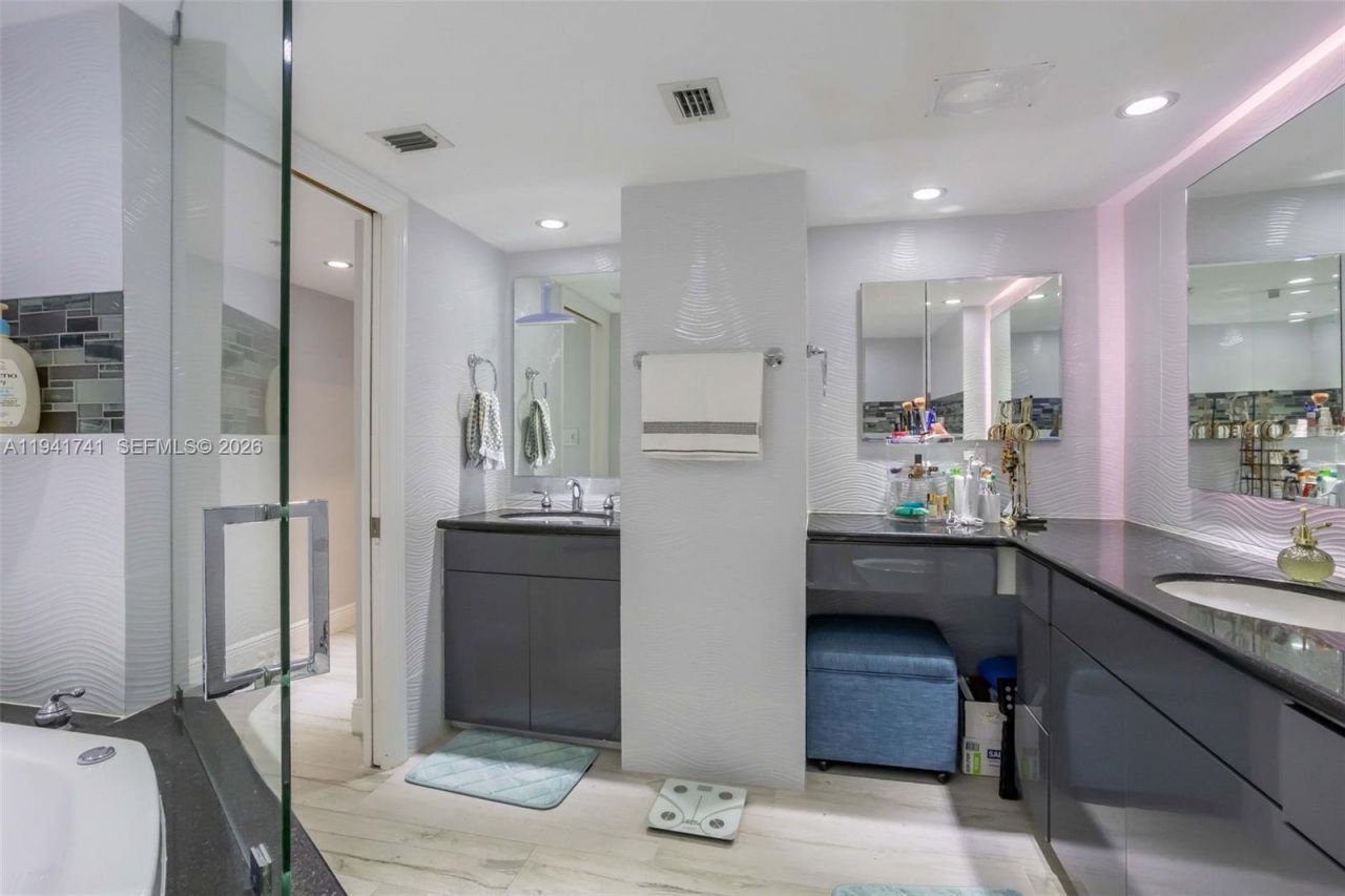 300 Three Islands Blvd, Unit PH3A, Hallandale Beach, FL 33009 Photo