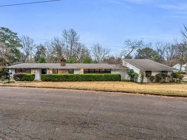 213 White Dr, Starkville, MS 39759