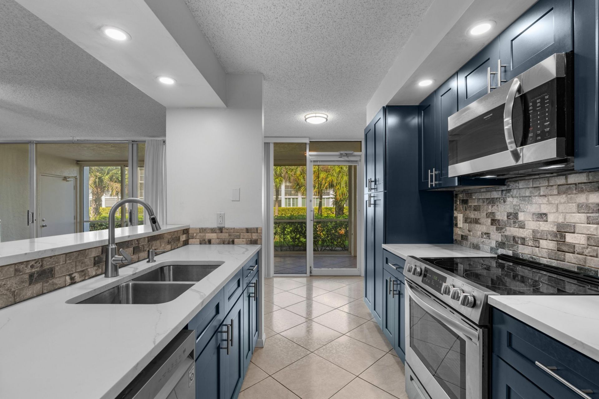 110 Half Moon Circle, Unit D1, Hypoluxo, FL 33462 Photo