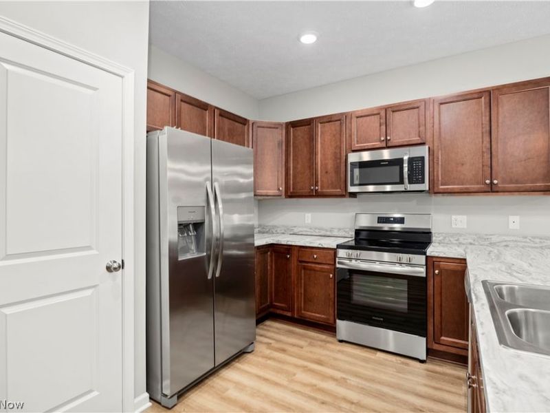 556 Eldemire Lane, Elyria, OH 44035 Photo 12