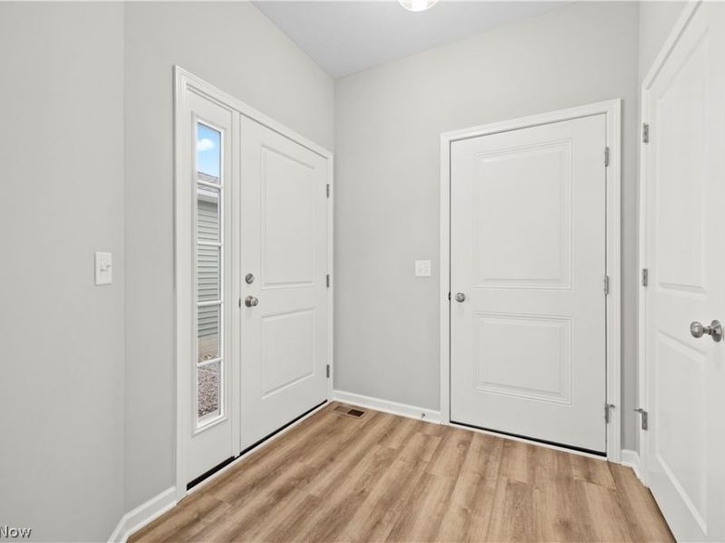 556 Eldemire Lane, Elyria, OH 44035 Photo 3