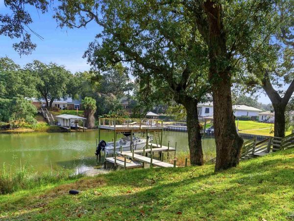 2 Highpoint Dr, Gulf Breeze, FL 32561