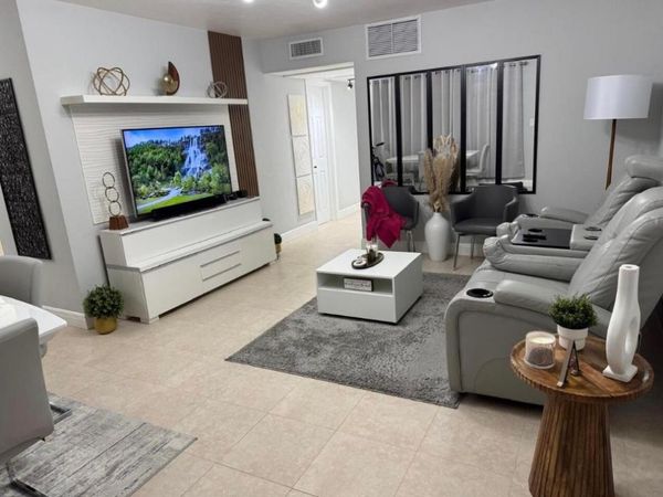 1950 Lake Osborne Drive, Unit 18, Lake Worth, FL 33461