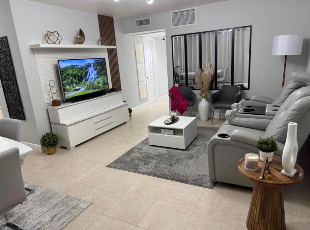 1950 Lake Osborne Drive, Unit 18, Lake Worth, FL 33461 Photo