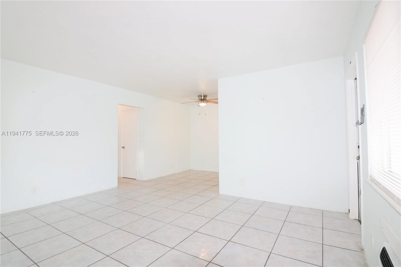 712 NE 8th St, Unit 204, Hallandale Beach, FL 33009 Photo