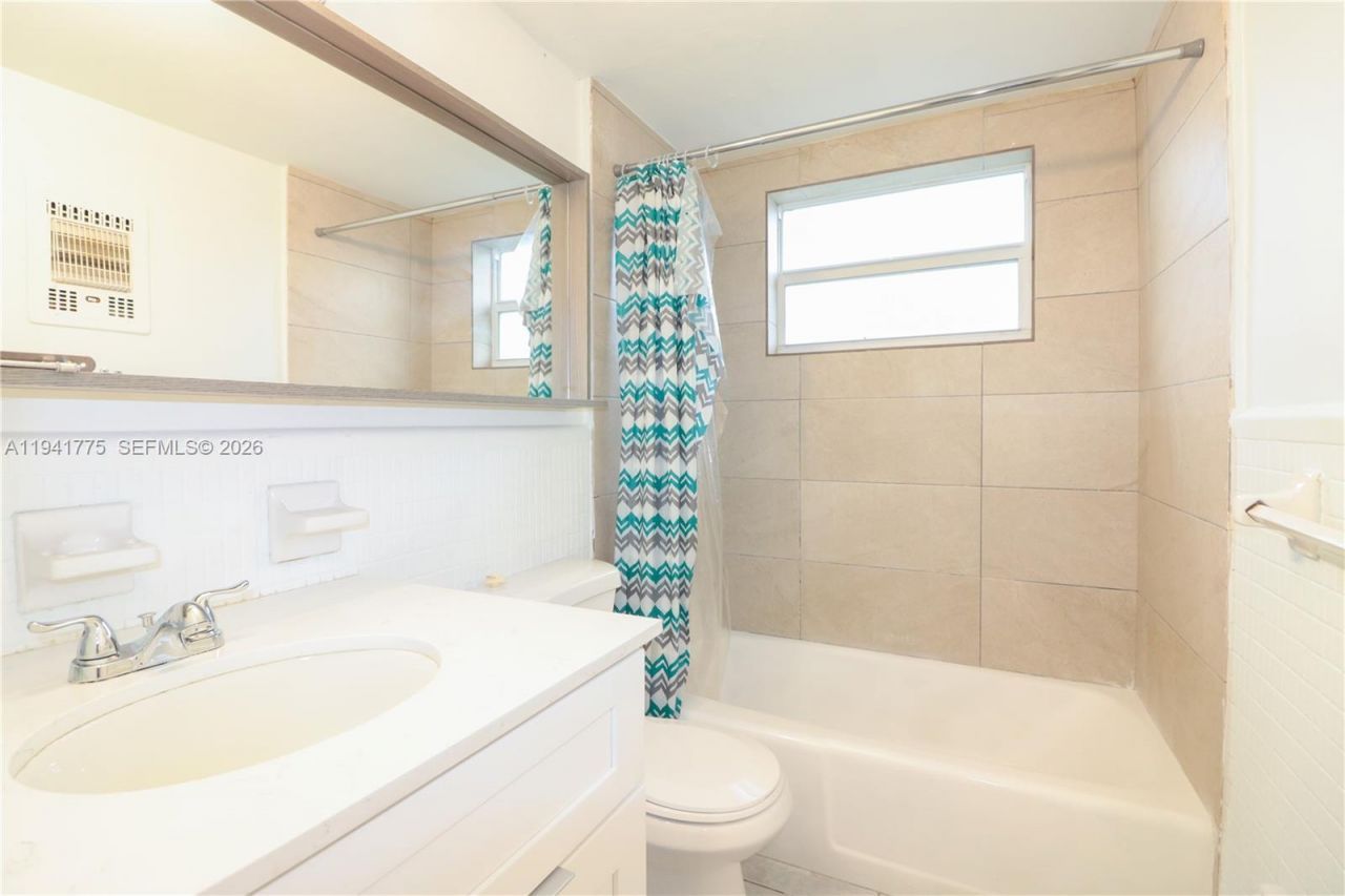 712 NE 8th St, Unit 204, Hallandale Beach, FL 33009 Photo