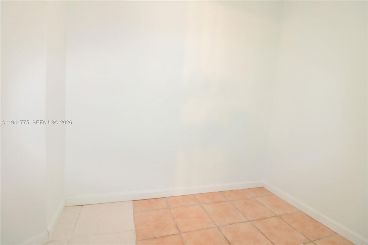 712 NE 8th St, Unit 204, Hallandale Beach, FL 33009 Photo