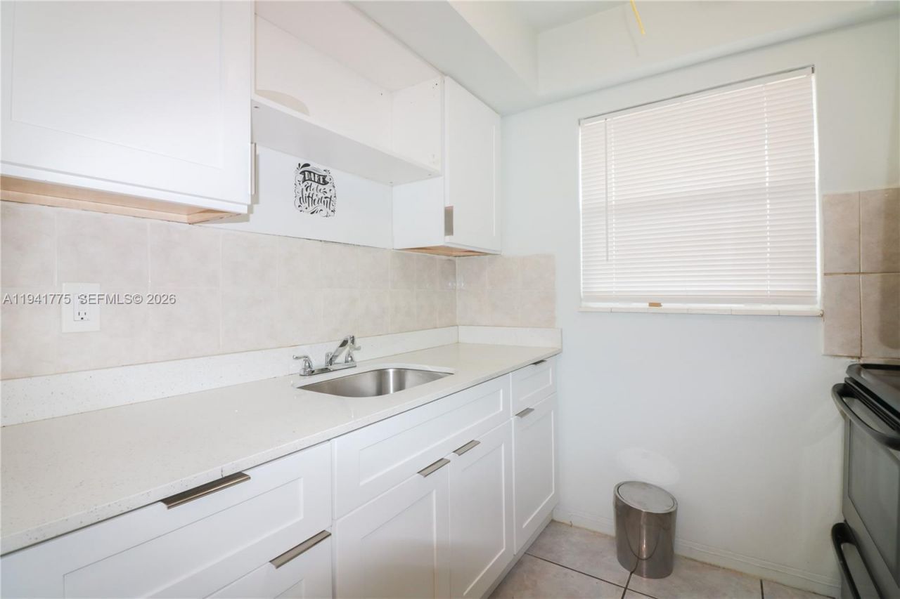 712 NE 8th St, Unit 204, Hallandale Beach, FL 33009 Photo