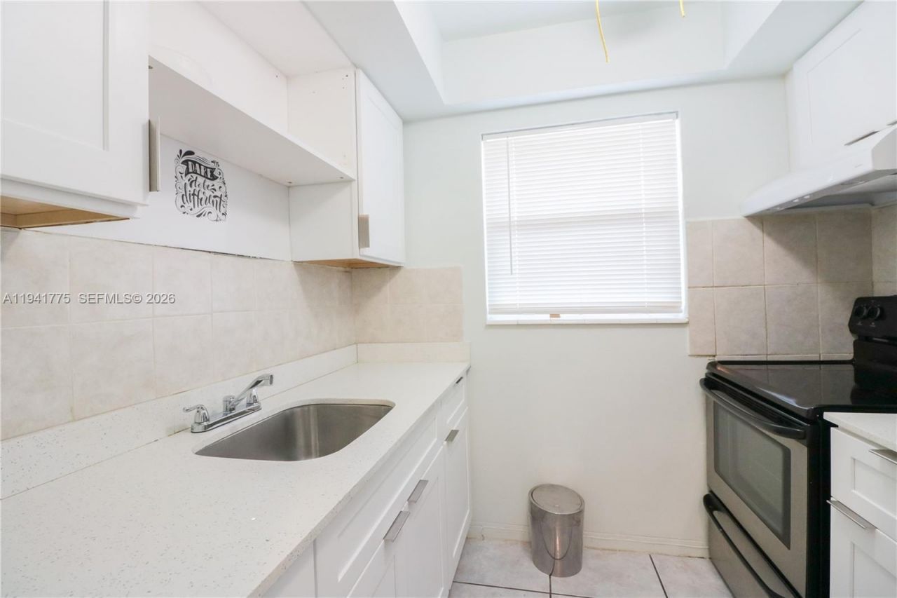 712 NE 8th St, Unit 204, Hallandale Beach, FL 33009 Photo