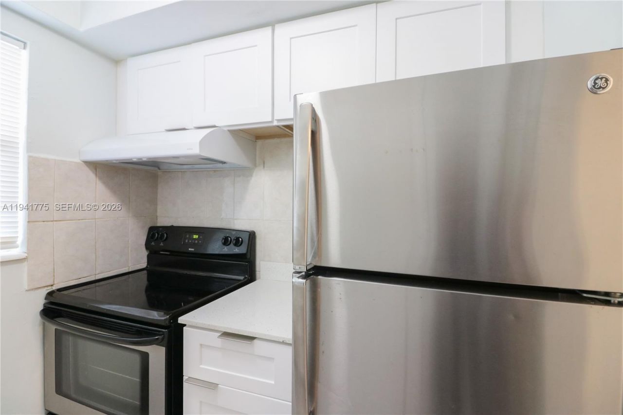 712 NE 8th St, Unit 204, Hallandale Beach, FL 33009 Photo