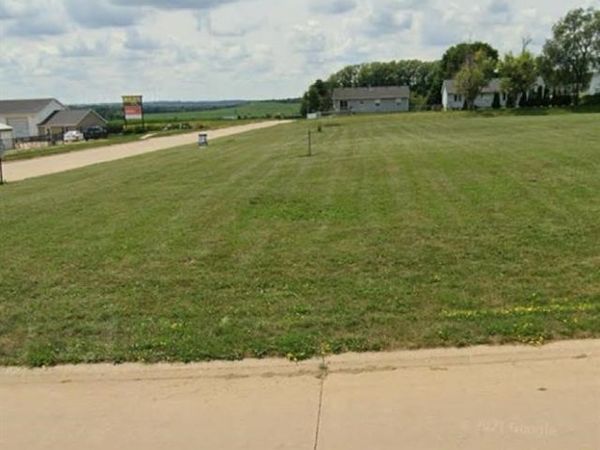 829 Main Street S, Center Point, IA 52213