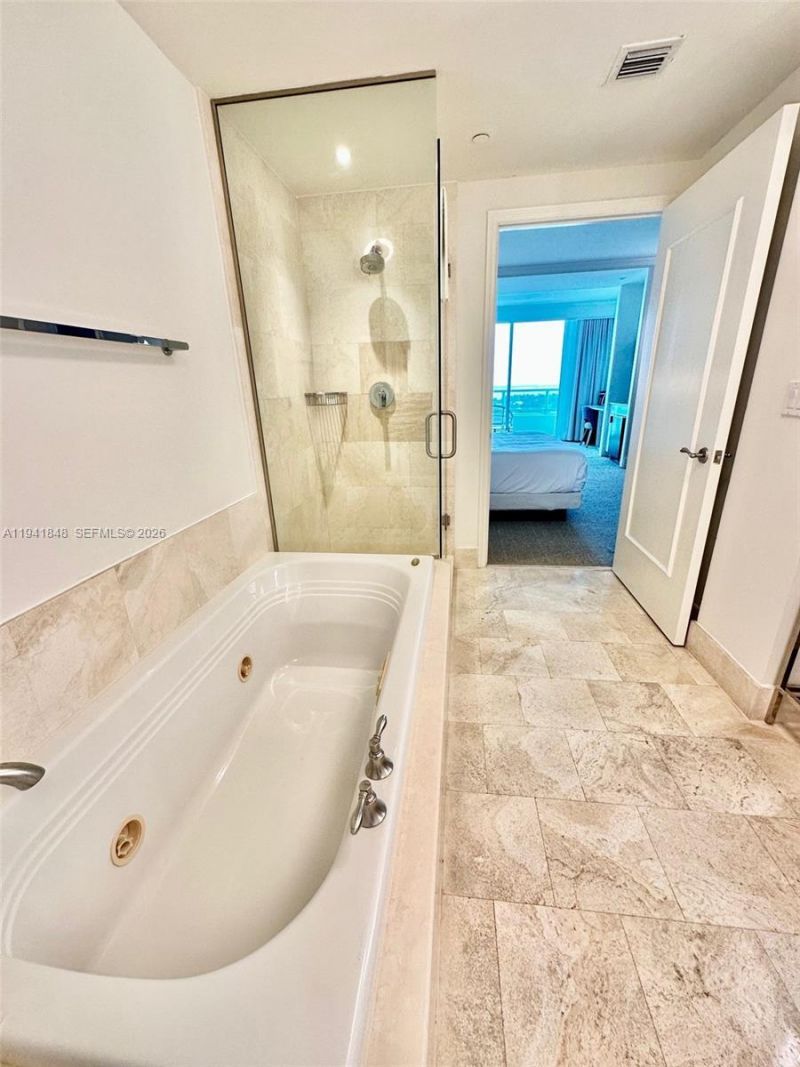 4401 Collins Ave , Unit 1817, Miami Beach, FL 33140 Photo
