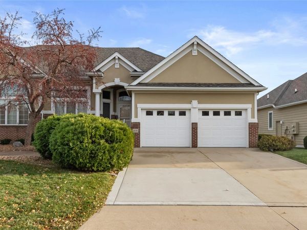 858 Burr Oaks Drive, West Des Moines, IA 50266