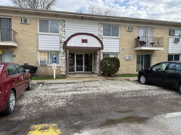 501 Carlysle Drive, Unit 7, Clarendon Hills, IL 60514