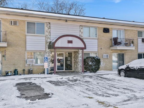 501 Carlysle Drive, Unit 7, Clarendon Hills, IL 60514