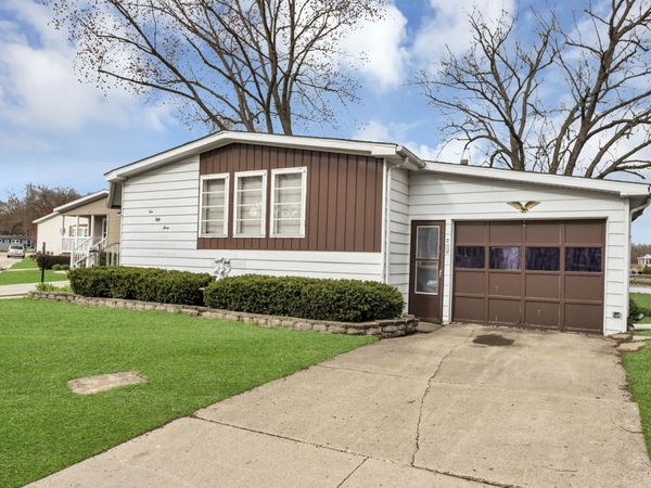 1053 Lakeview Road, Elgin, IL 60123