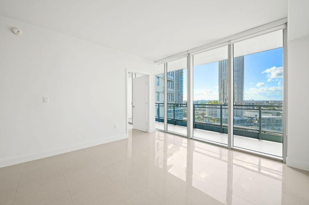 92 SW 3rd St, Unit 1807, Miami, FL 33130 Photo