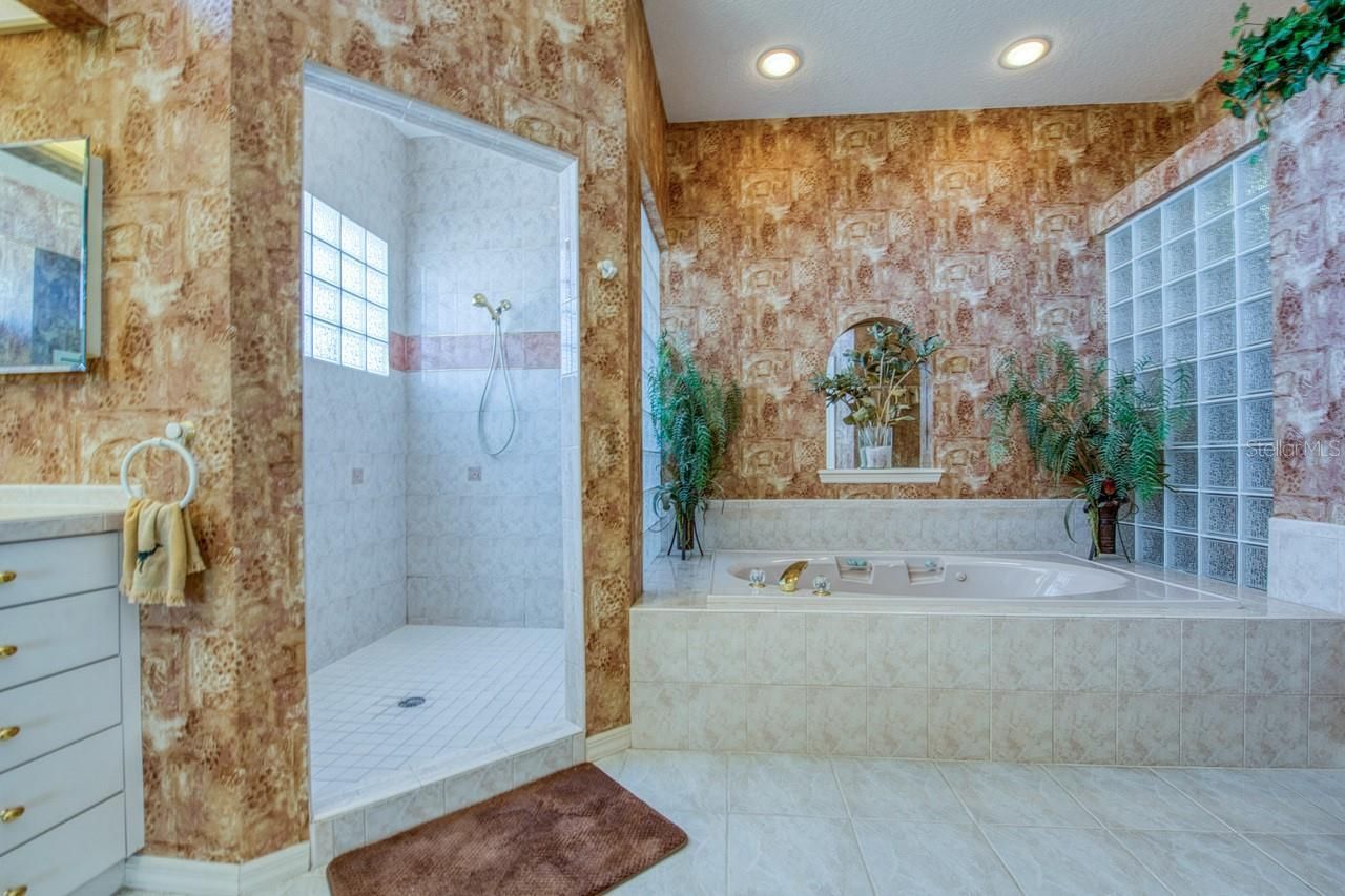 2829 Seabreeze Drive S, Gulfport, FL 33707 Photo