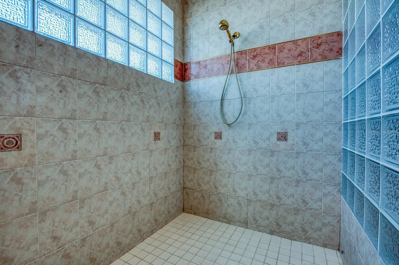 2829 Seabreeze Drive S, Gulfport, FL 33707 Photo