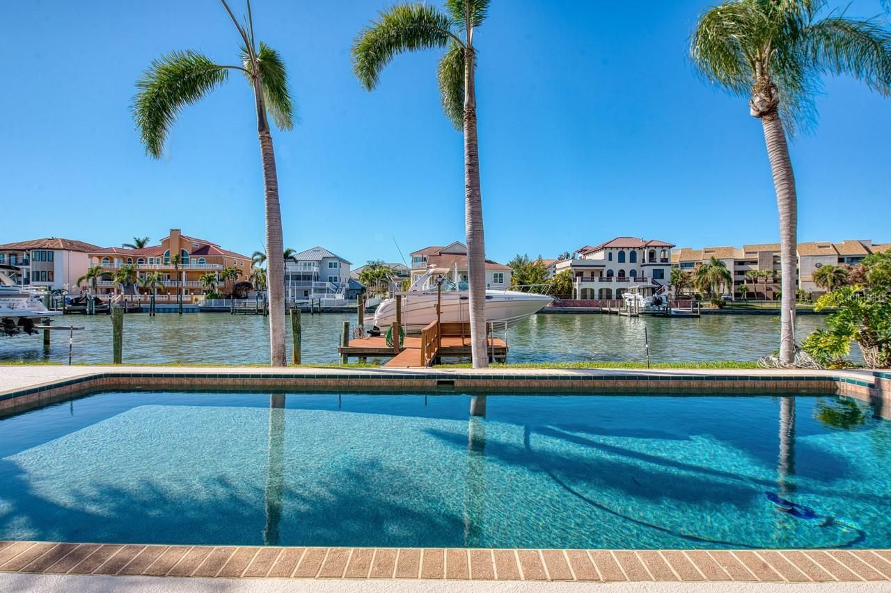 2829 Seabreeze Drive S, Gulfport, FL 33707 Photo