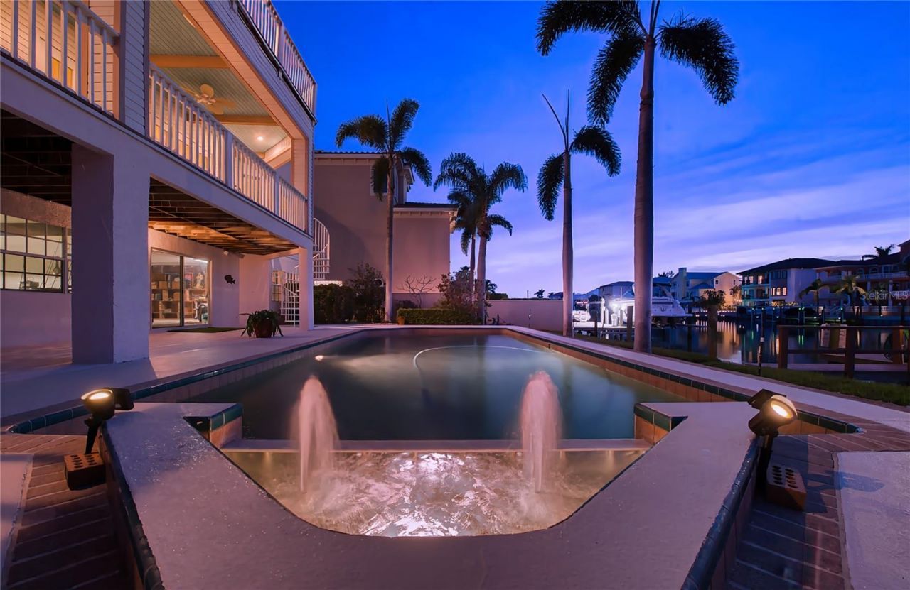 2829 Seabreeze Drive S, Gulfport, FL 33707 Photo