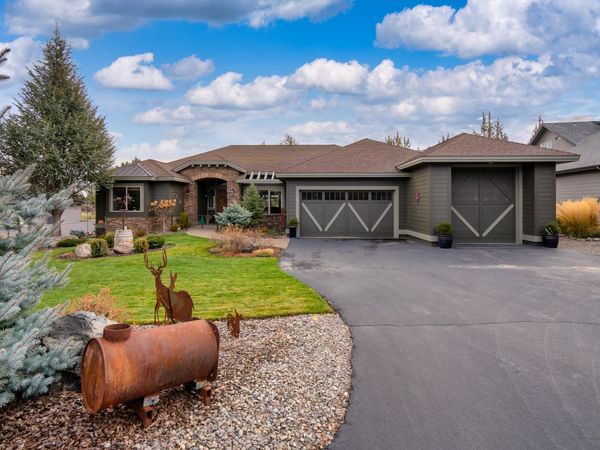 910 Cinnamon Teal Drive, Redmond, OR 97756