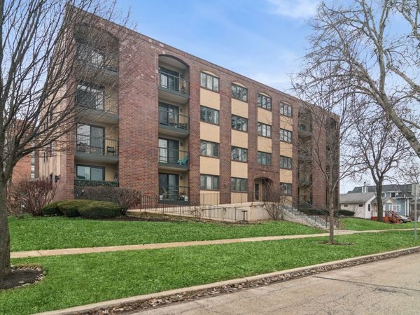 104 N Pine Avenue, Unit 404, Arlington Heights, IL 60004