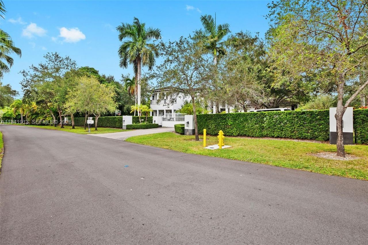 5901 Rolling Road Dr, Pinecrest, FL 33156 Photo