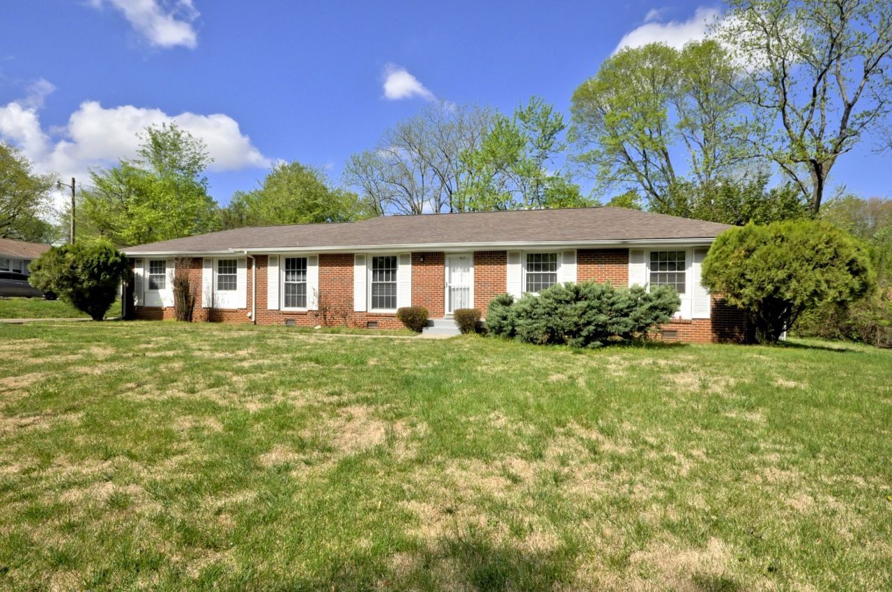 574 Rosehill Dr, Clarksville, TN 37042 Main Photo
