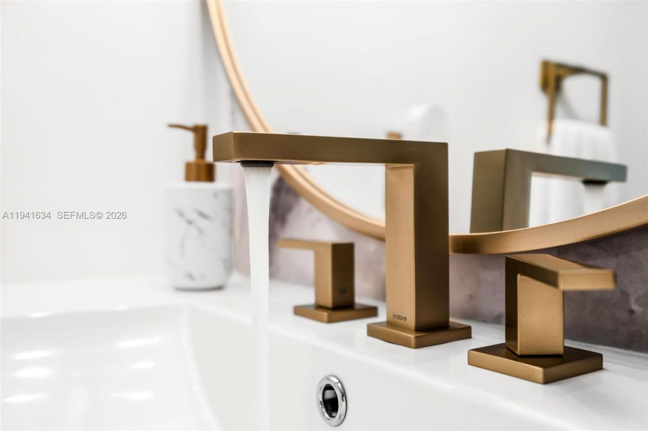 1200 Brickell Bay Dr, Unit 2807, Miami, FL 33131 Photo