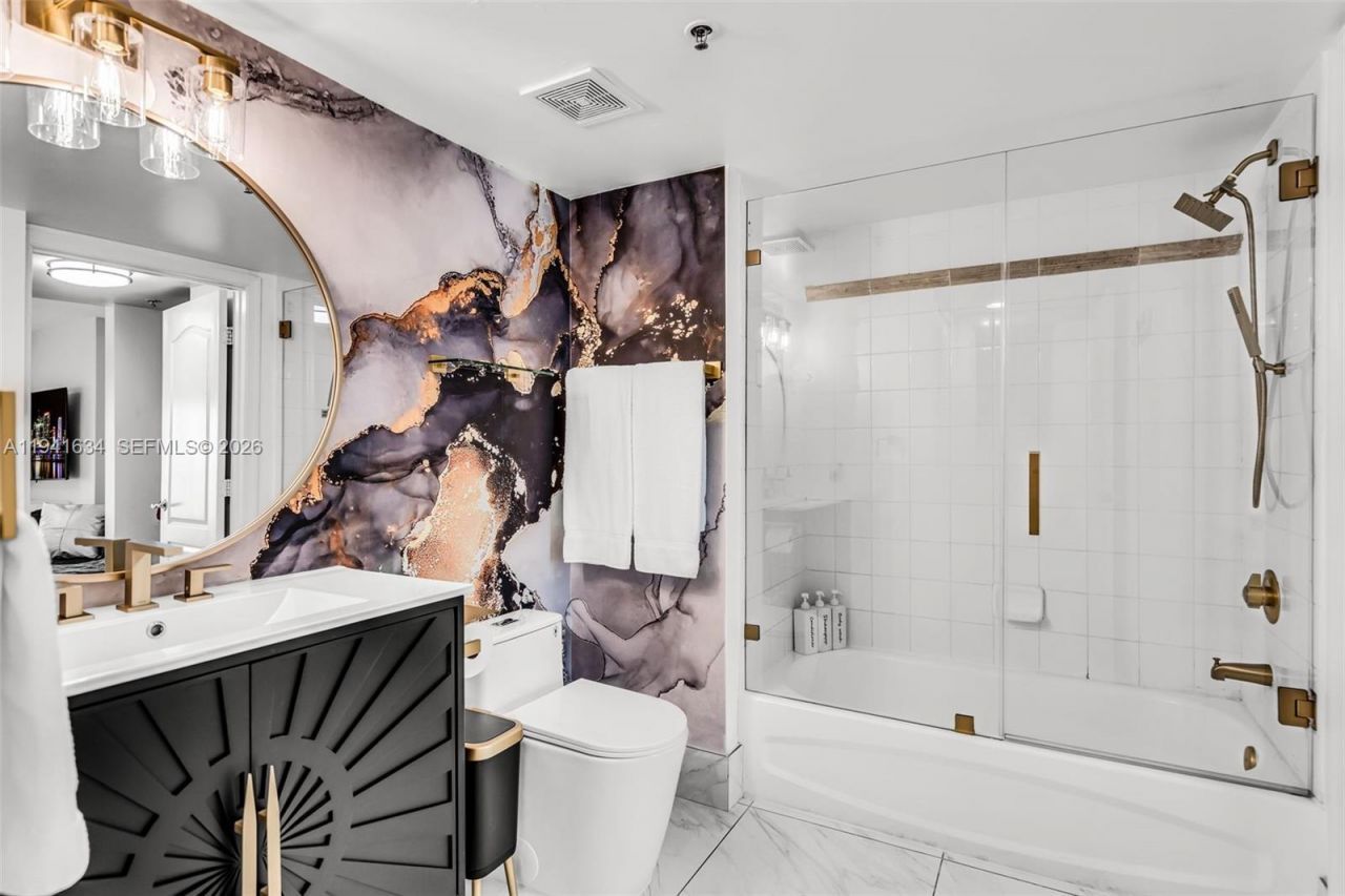 1200 Brickell Bay Dr, Unit 2807, Miami, FL 33131 Photo