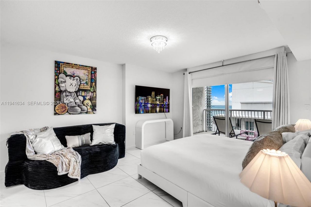 1200 Brickell Bay Dr, Unit 2807, Miami, FL 33131 Photo