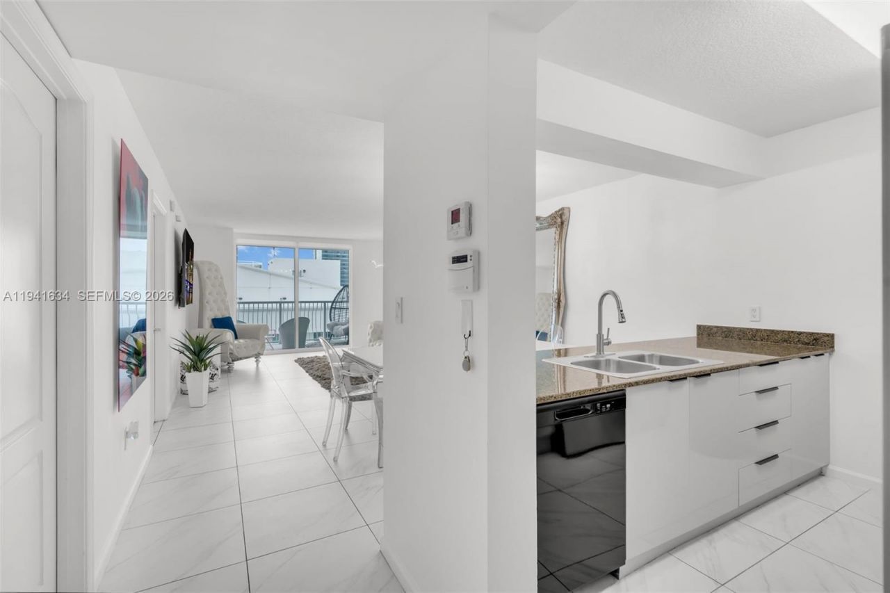 1200 Brickell Bay Dr, Unit 2807, Miami, FL 33131 Photo