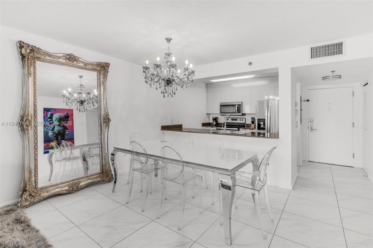 1200 Brickell Bay Dr, Unit 2807, Miami, FL 33131 Photo