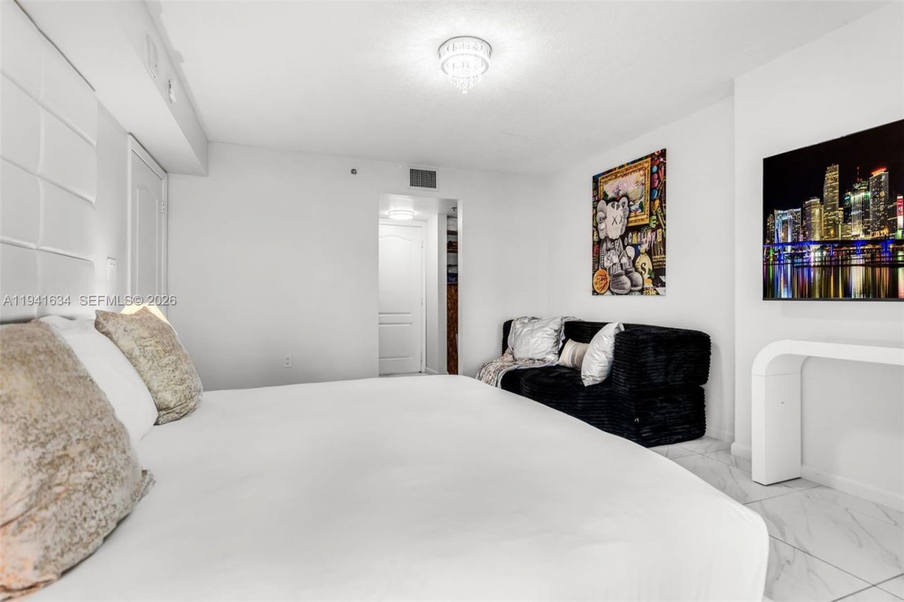 1200 Brickell Bay Dr, Unit 2807, Miami, FL 33131 Photo