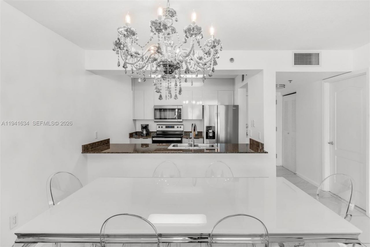 1200 Brickell Bay Dr, Unit 2807, Miami, FL 33131 Photo