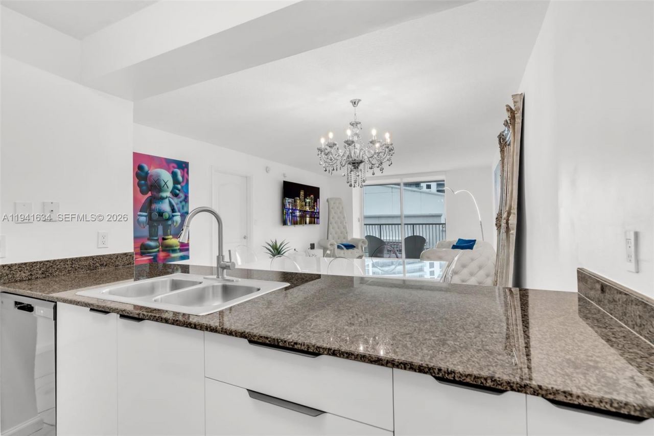 1200 Brickell Bay Dr, Unit 2807, Miami, FL 33131 Photo