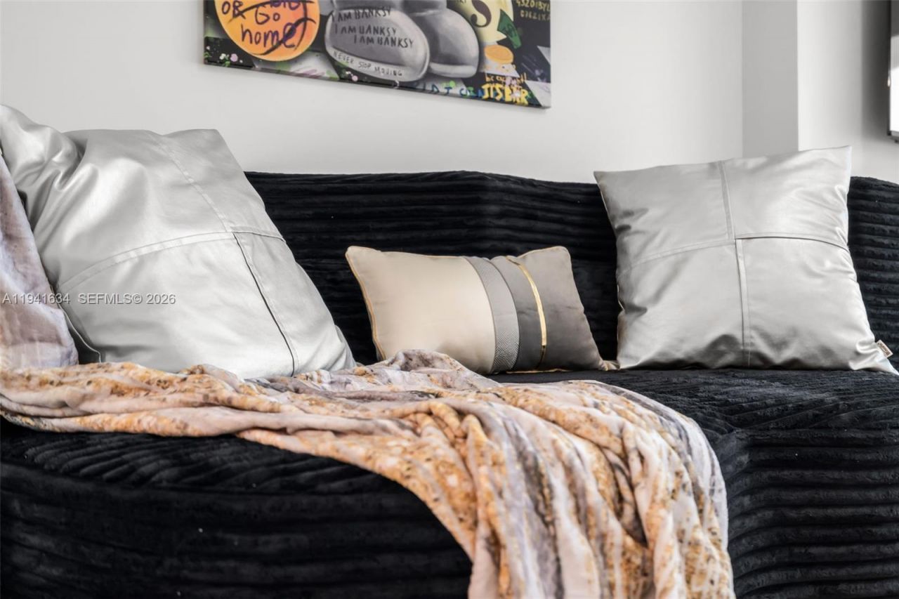 1200 Brickell Bay Dr, Unit 2807, Miami, FL 33131 Photo