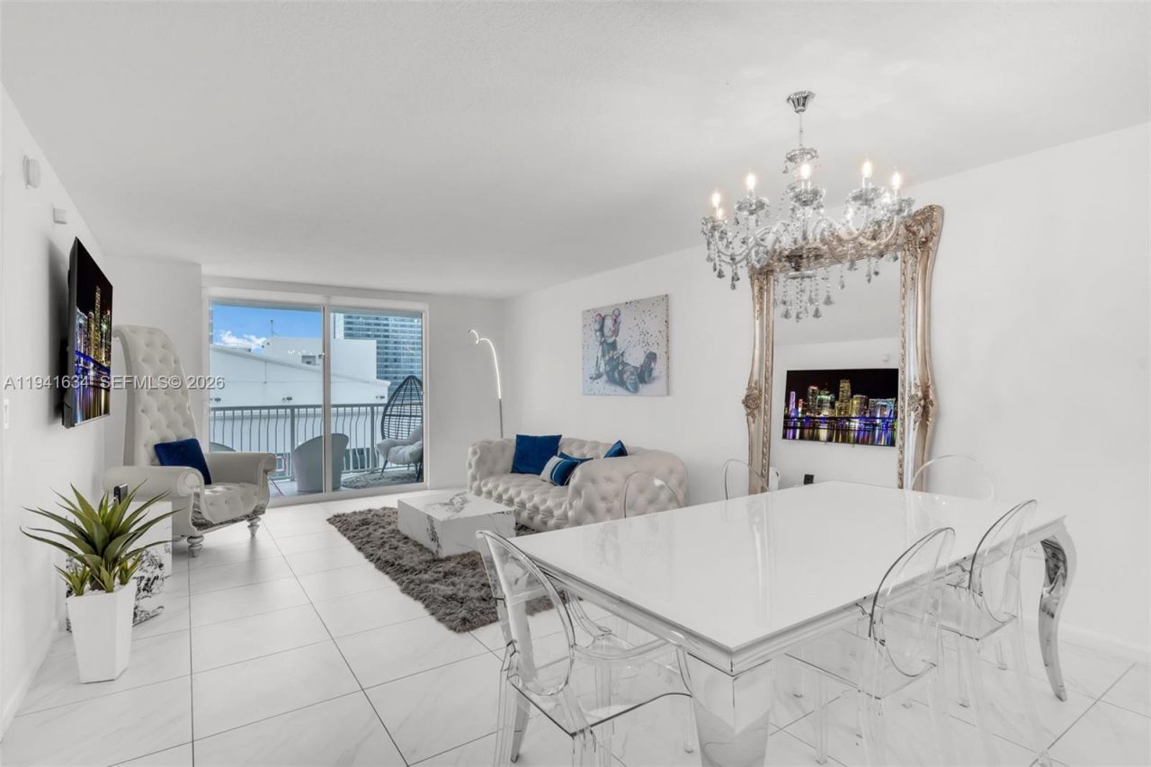 1200 Brickell Bay Dr, Unit 2807, Miami, FL 33131 Photo