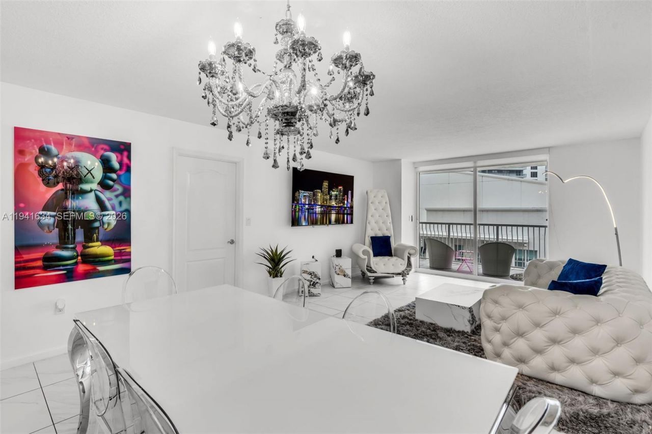 1200 Brickell Bay Dr, Unit 2807, Miami, FL 33131 Photo