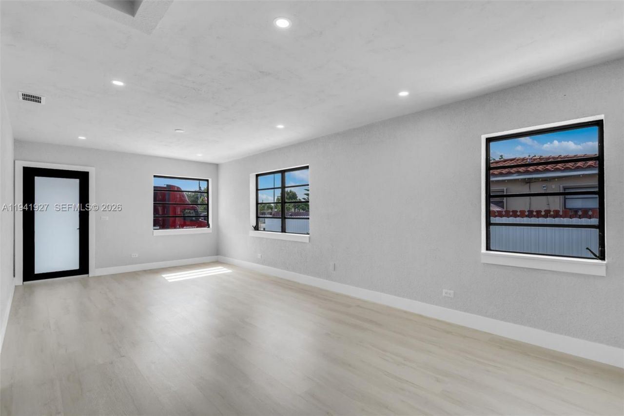 4485 E 8th Ave, Hialeah, FL 33013 Photo