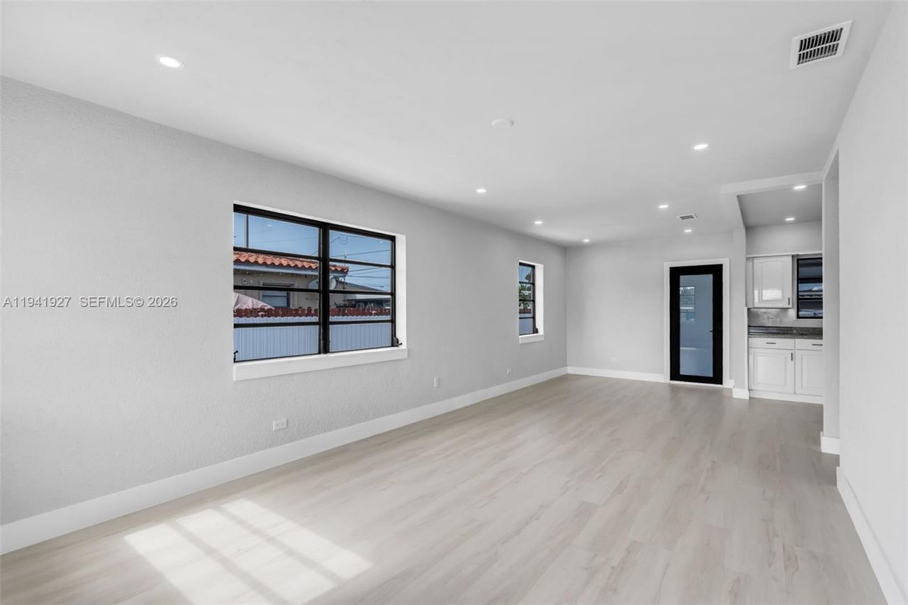 4485 E 8th Ave, Hialeah, FL 33013 Photo