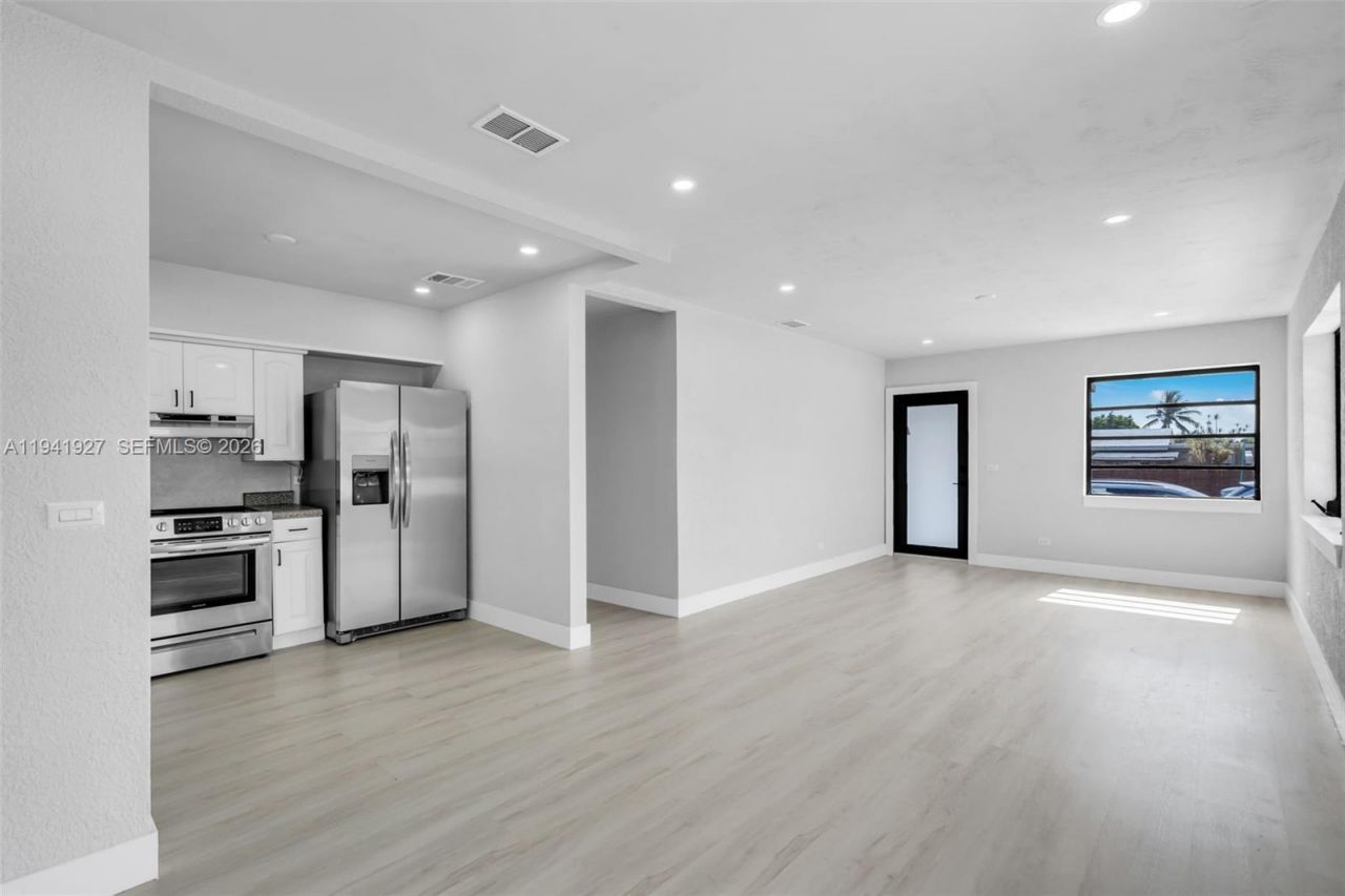 4485 E 8th Ave, Hialeah, FL 33013 Photo