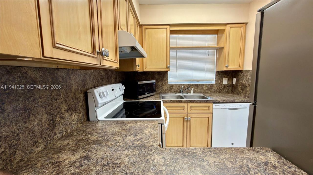 6607 Winfield Blvd, Unit B-43, Margate, FL 33063 Photo