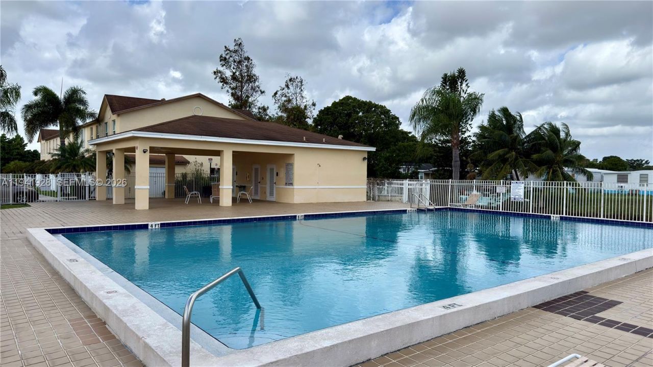 6607 Winfield Blvd, Unit B-43, Margate, FL 33063 Photo