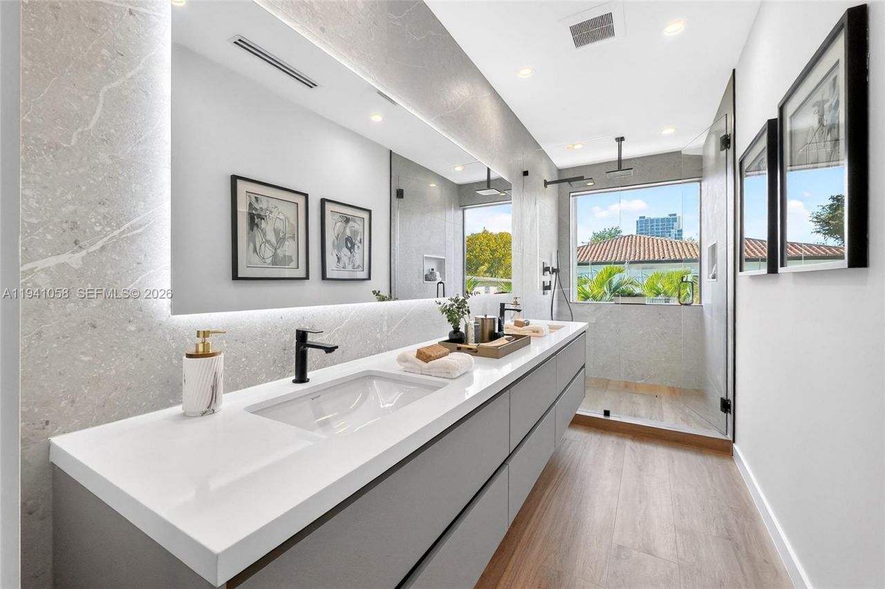 3084 Indiana St, Miami, FL 33133 Photo