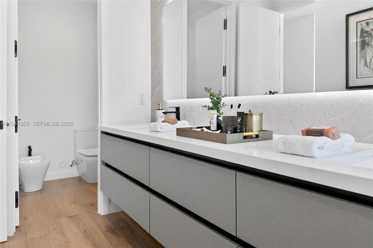 3084 Indiana St, Miami, FL 33133 Photo