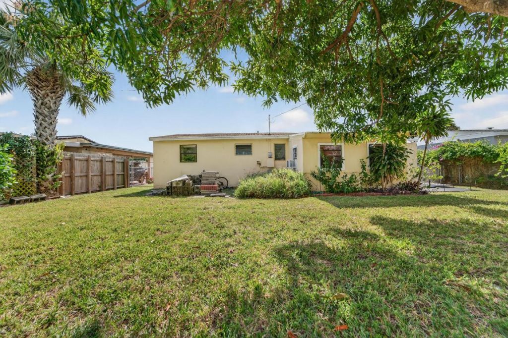 2105 Worthington Road, West Palm Beach, FL 33409 Photo